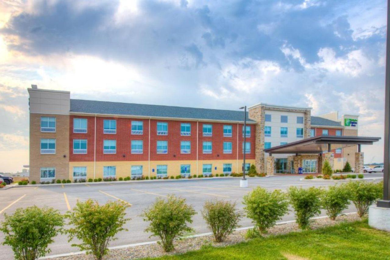 Holiday Inn Express & Suites - Remington By Ihg Exterior photo